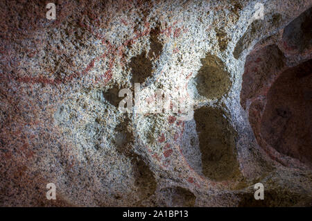 Esquema prehistórico pinturas dentro de bloques de granito en el Monumento Natural de Los Barruecos, Extremadura, España. En forma de rama y salpicada de pinturas