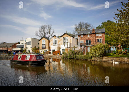 Tameside hitos, Ashton Canal en Audenshawe casas modernas en las orillas del canal Foto de stock