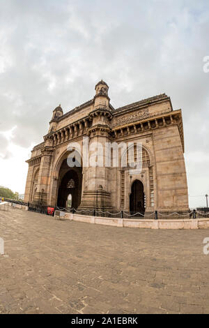Puerta de la India, Bombay, Maharashtra, India. La atracción turística más popular. Gente de todo el mundo vienen a visitar este monumento cada año Foto de stock