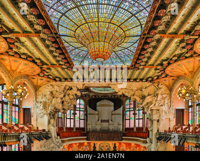 La vidriera en el techo abovedado y órgano, el Palau de la Música Catalana Concert Hall vista interior, Barcelona, Cataluña, España Foto de stock