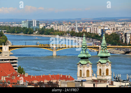 El puente Margarita (Margit hid) y la ciudad moderna. Budapest, Hungría Foto de stock