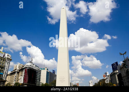 BUENOS AIRES - 12 SEP: Obelisco el 12 de septiembre de 2012 en Buenos Aires. Situado en el cruce de la Avenida 9 de julio y la calle Corrientes. Su nombre h Foto de stock