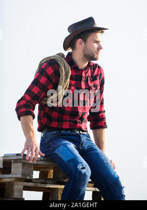 Allí. Hombre de estilo vintage. Wild West retro vaquero. lasso vaquero con  cuerda. Western. vaqueros retrato. wild west rodeo. Hombre reflexivo en hat  relajarse. El hombre de camisa a cuadros en el