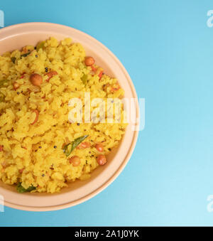 Cerca de fresco o Pohy Poha es un popular desayuno hindú en el tazón Foto de stock