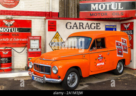 Simularon Motul garaje con una naranja Volvo Amazon en la explanada. Aparece en el 2019 Goodwood Revival, Sussex, Reino Unido. Foto de stock
