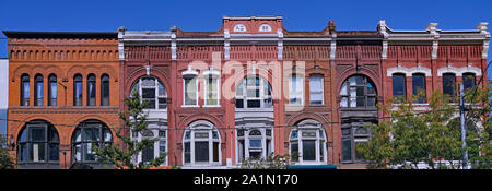 Bloque de fachadas del siglo XIX adornado en Queen Street West, Toronto, apartamentos encima de tiendas Foto de stock