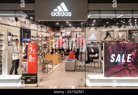 Camello Aleta Haciendo La multinacional alemana, tienda de ropa deportiva y logo Adidas visto en  Hong Kong Fotografía de stock - Alamy