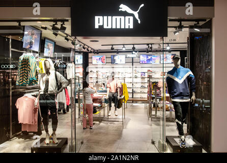 Los peatones pasan por una tienda Puma, Marca multinacional alemana de ropa  deportiva, en Hong Kong. (Foto de Budrul Chukrut / SOPA Images/Sipa USA  Fotografía de stock - Alamy