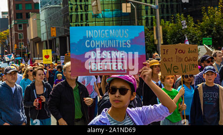 En un clima huelga evento en Ottawa, Canadá, un manifestante en gafas de sol tiene un cartel que dice "Las comunidades indígenas se merecen algo mejor".