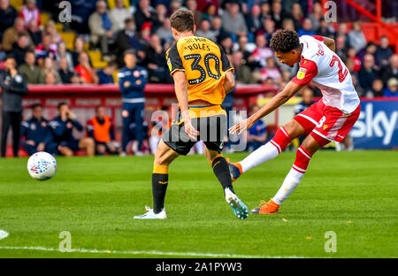 Stevenage, Reino Unido. 28 Sep, 2019. Kurtis Guthrie de Stevenage FC dispara durante el EFL Sky Bet Liga 2 coincidencia entre Stevenage y Cambridge United en el estadio Lamex, Stevenage, Inglaterra el 28 de septiembre de 2019. Foto por Phil Hutchinson. Sólo para uso editorial, se necesita licencia para uso comercial. No utilizar en apuestas, juegos o un solo club/Liga/player publicaciones. Crédito: UK Ltd/pics Deportes Alamy Live News