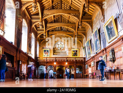 La larga exposición del interior del King's Hall de Bamburgh Castle en Northumberland, Reino Unido el 23 de septiembre de 2019