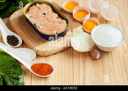 Los fritos de pescado croquetas caseras de salmón enlatado, yemas de huevo,  la cebolla, la mantequilla de coco y especias Fotografía de stock - Alamy