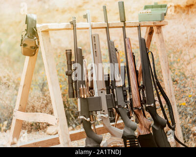 En la competencia de tiro, calibre 22 rifle de caza con alcance Fotografía  de stock - Alamy