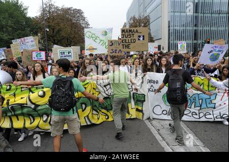 Milán (Italia), 27 de septiembre de 2019, tercer 'Huelga Mundial para el futuro", la juventud y la manifestación estudiantil, en protesta contra el cambio climático y el calentamiento global