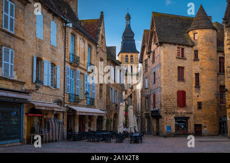 Sarlat-la-canéda, o simplemente de Sarlat, es una comuna en el departamento de Dordogne Nouvelle-Aquitaine en el suroeste de Francia. La ciudad de Sarlat está en R Foto de stock