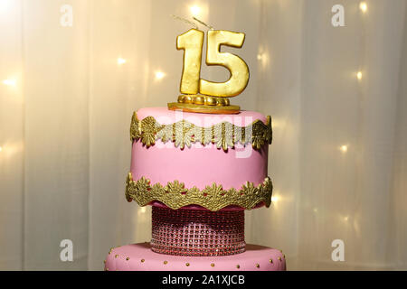 Parte rosa pastel, 15 años, con 15 de oro, rosa pastel, pastel de  cumpleaños de 15 años de edad Fotografía de stock - Alamy