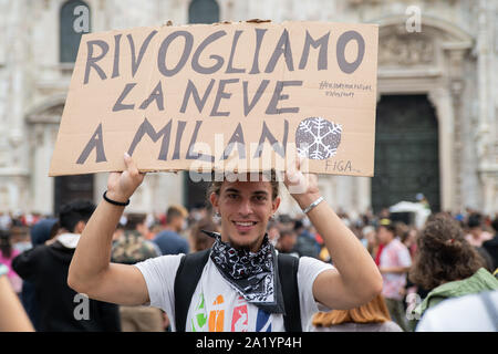 Milán, Italia - 27 de septiembre de 2019: "Viernes" para el futuro cambio climático huelga de protesta - Milano per il clima, miles de ciudadanos y estudiantes protesta