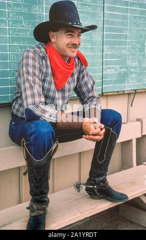 Sombrero de cowboy botas vaqueras bandana roja Fotografía de stock - Alamy