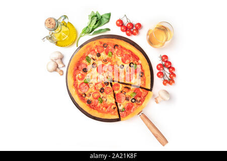 Pizza de pepperoni con vino y los ingredientes, tomada desde la parte superior sobre un fondo blanco con espacio de copia. Setas, aceite de oliva, albahaca, tomates Foto de stock