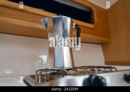 Cafetera para preparar café en la estufa. Taza de café, granos en un tarro.  La vida de la mañana Fotografía de stock - Alamy