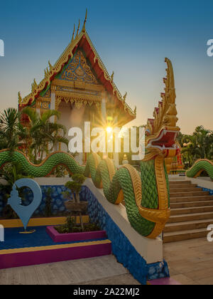 Wat Karon templo budista en la isla de Phuket, Tailandia. Mañana increíbles luces y brigt sol en esta colorida imagen.