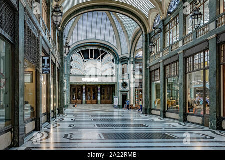 El cine Lux art deco en el interior del cielorraso de cristal hermoso arcade Galleria San Federico en Turín, Italia