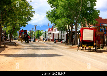 Viejo rojo salvaje oeste stagecoach y caballos en Allen Street, Tombstone, Arizona