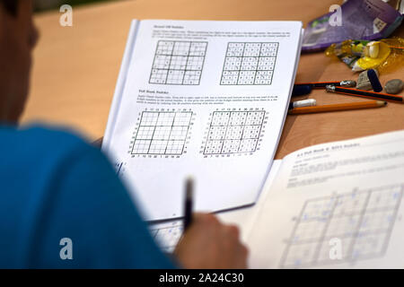 Kirchheim, Alemania. 30 2019. Los del Campeonato Mundial de Sudoku rumiando sobre sus puzzles. Hasta el sábado, alrededor de 230 ratefüchse de alrededor de 30 países estarán compitiendo unos contra