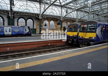 Scotrail Clase 320 y 380 trenes eléctricos Desiro Clase en la Estación Central de Glasgow Foto de stock