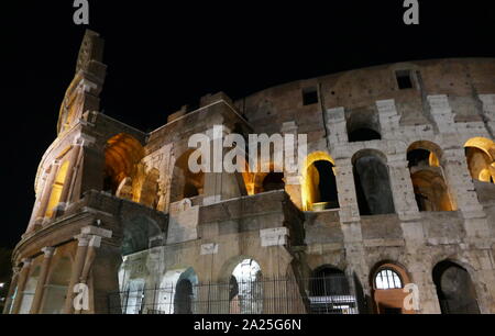 El exterior del Coliseo en la noche. El Coliseo o el Coliseo, también conocido como el anfiteatro Flavio, es un óvalo anfiteatro en el centro de la ciudad de Roma, Italia.