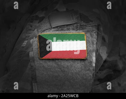 Bandera de Kuwait en uniforme militar (collage). Foto de stock