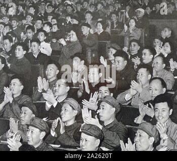 Los delegados al Congreso del Pueblo Chino, aplaudiendo a un discurso. 1967 Foto de stock