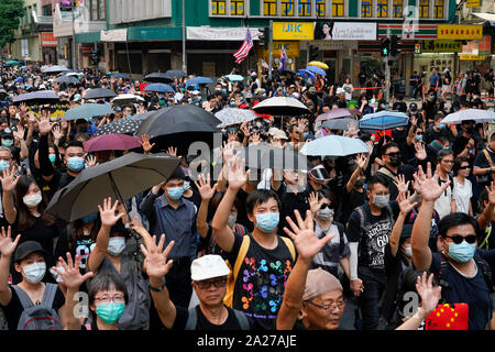 Hong Kong. El 1 de octubre de 2019. Marcha pacífica de unos 100.000 manifestantes de Causeway Bay al centro transcurrió sin problemas. Activistas de la policía provocó en la tarde y esto condujo a la violencia en diversas partes de la ciudad. Iain Masterton/Alamy Live News.