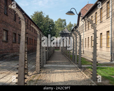 Cercas de alambre de púas en el campo de concentración de Auschwitz-Birkenau, Polonia Foto de stock