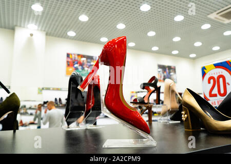Región de Chelyabinsk, Rusia Agosto Los zapatos de tacón alto de color rojo. Filas de hermosa, elegante, de mujer de color en los estantes de las tiendas. La