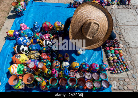 An nimo hombre vendiendo recuerdos mexicanos t picos. Oaxaca