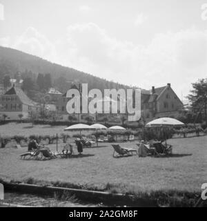 Blick auf einen kleinen Kurort im Schwarzwald, Deutschland 1930er Jahre. Ver a un pequeño spa resort en el área de la Selva Negra, Alemania 1930. Foto de stock