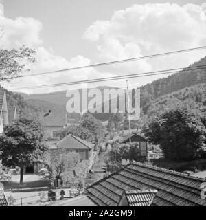 Blick auf einen kleinen Kurort im Schwarzwald, Deutschland 1930er Jahre. Ver a un pequeño spa resort en el área de la Selva Negra, Alemania 1930. Foto de stock