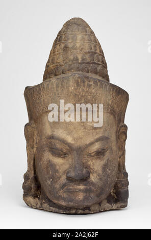 Cabeza de una deidad masculina (Deva), Angkor período, finales de 12th-siglo xiii, Camboya, Angkor Thom, el templo Bayon, Camboya, arenisca, 87,0 × 45,7 × 40,6 cm (34 1/4 × 18 × 16 en Foto de stock