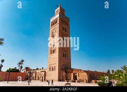 Marrakech, Marruecos - 22 de septiembre de 2019 : vista de la Kotoubia mezquita con los turistas que caminan en la plaza Foto de stock