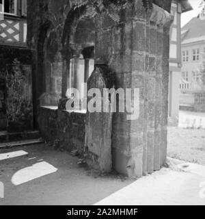 Historischer Grenzstein un einer Stadtmauer, Deutschland 1930er Jahre. Límite histórico de piedra en una muralla medieval de la ciudad, Alemania 1930. Foto de stock