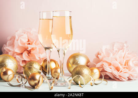 Copas de champagne en el fondo de navidad