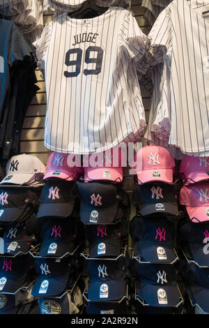 Diversidad Hacer las tareas domésticas Diligencia Mostrar ropa de marca, el equipo de los Yankees de Nueva York, el interior  de la tienda Fotografía de stock - Alamy