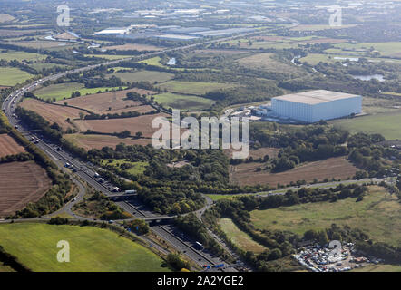 Vista aérea del almacén frigorífico gigante Newcold cerca de Wakefield, West Yorkshire, Reino Unido Foto de stock