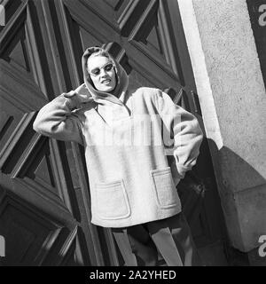Vestidos para otoño e invierno en la década de 1940, una mujer joven se  llevaba una chaqueta. pantalón de esquí, botas de esquí y un sombrero.  Suecia 1947. Kristoffersson ref AB15-2 Fotografía