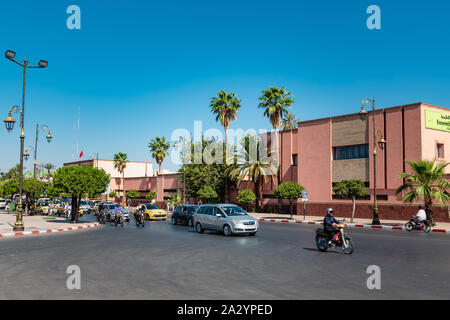 Marrakech, Marruecos - 22 de septiembre de 2019 : el tráfico en el centro de la ciudad en la mitad del día Foto de stock