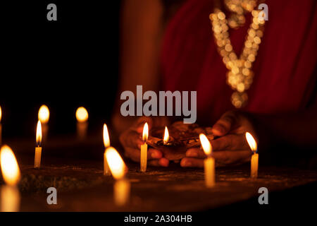 12 lámparas de aceite  de arcilla natural para celebrar el Diwali con mechas de algodón 