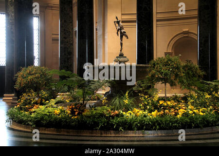 Estatua de mercurio y la fuente de la rotonda de la Galería Nacional de arte occidental del edificio, en Washington DC, EE.UU. Foto de stock