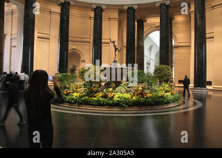 Estatua de mercurio y la fuente de la rotonda de la Galería Nacional de arte occidental del edificio, en Washington DC, EE.UU. Foto de stock