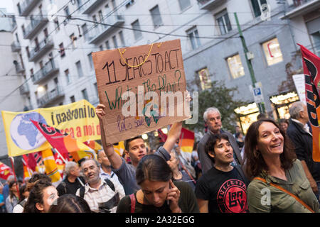 Milán, Italia - 27 de septiembre, 2019: la Plaza del Duomo de Milán, la Huelga Mundial de cambio climático. Los estudiantes expresar sus viernes para el futuro, con Greta Thunberg